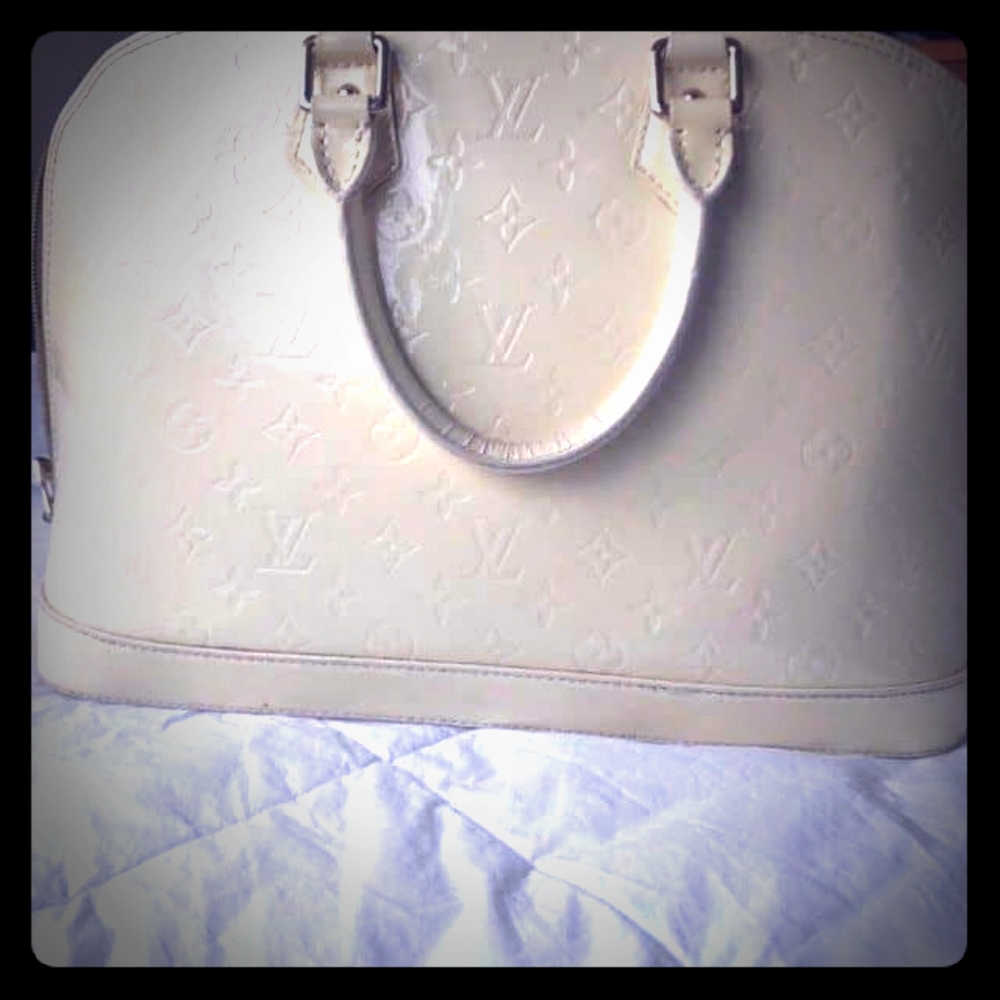 AUTHENTIC LOUIS VUITTON ALMA SHOULDER BAG